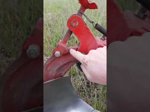 Видео: Плуг для мототрактора