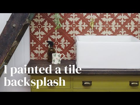 Видео: Роспись плитки мелом с помощью трафарета для быстрого и легкого создания фартука.