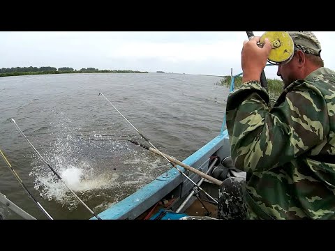Видео: МАЛЫШИ ПОЗВАЛИ МАМКУ. Рыбалка на озере Чаны. Первый трофей 2021.