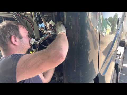 Видео: Volvo заглючила!!! Потрошим косы, ищем обрыв проводки!!! Ремонт проводки Вольво!!! Часть 1