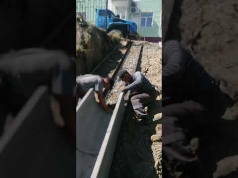 Видео: Установка лотков водоотведения бетонных 100×60 под углом 25-45° вес 250 кг.