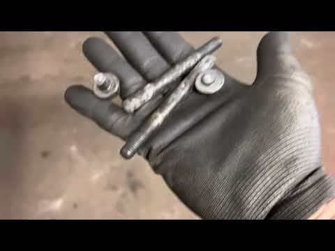 Видео: Ауди, суровый болт верхних рычагов стойки. Не теряйте время но осторожность не помешает.