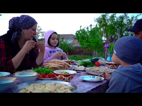 Видео: Вареники мясом, творогом и зеленью | Куринный суп | Жизнь в деревне