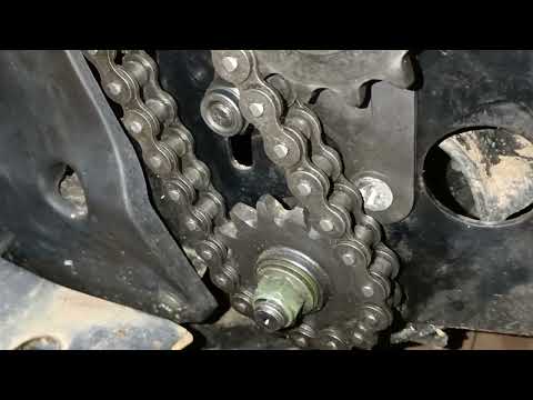 Видео: Быстрый и простой способ натяжения цепи на снегоходе Стелс Капитан 150