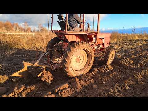 Видео: Осенняя вспашка огорода! Земля промерзла! Т-25 Владимерец в деле!