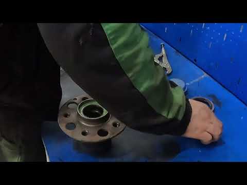 Видео: Замена переднего правого ступичного подшипника на Mercedes-Benz E200 W212.