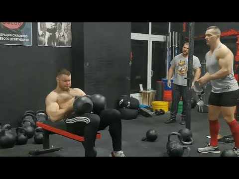 Видео: Такого вы ещё не видели! Жим больших гирь! Заруба качков