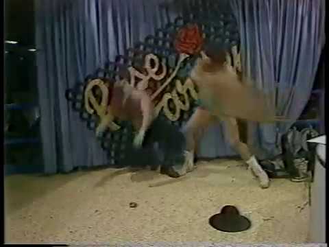 Видео: Борец оскорбляет слепого отца Билли Джека!!