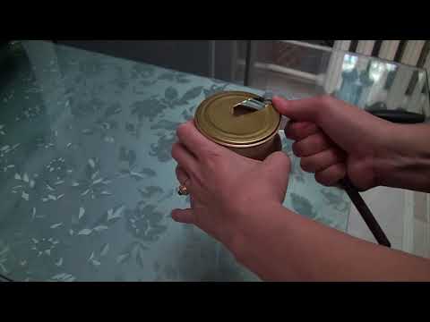 Видео: Как открыть закаточную банку без открывашки