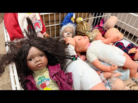 Видео: АЖИОТАЖ на БАРАХОЛКЕ! Куклу успела схватить, а тарелки — УВЕЛИ!