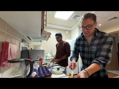 Видео: Энам готовит завтрак по-Бангладешски . Я не могу не помочь 😂 @Enamchik