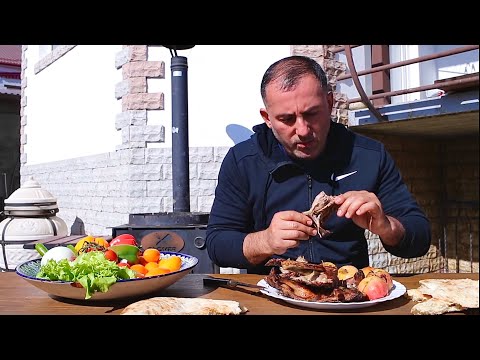 Видео: Вкуснейшая яичница-глазунья по-деревенски с овощами | ГЕОРГИЙ КАВКАЗ.
