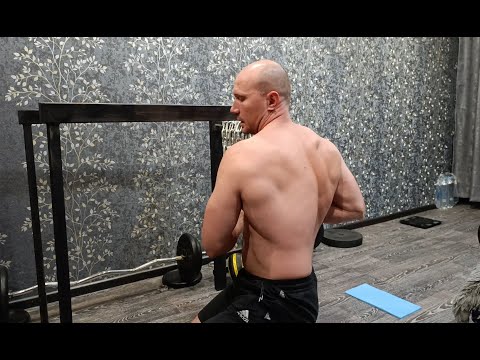 Видео: Качаем мышцы спины дома без турника