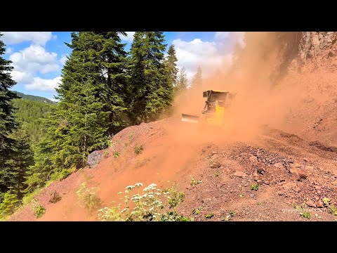 Видео: Как Deere 670 Grader справляется с рискованной работой на пыльных горных дорогах #johndeere #grader