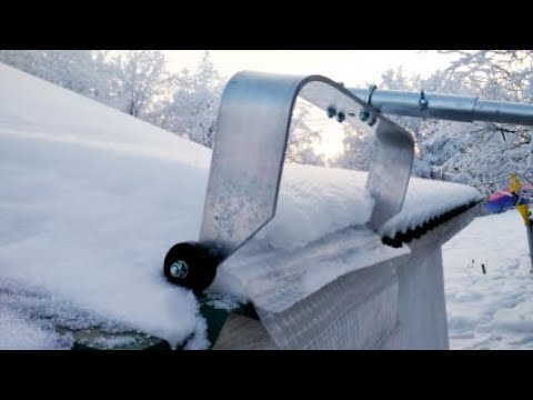 Видео: Чистка крыш от снега с помощью скребка приспособления сборного