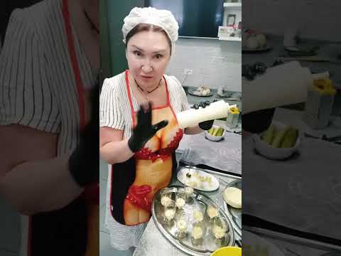 Видео: 14.12. Салат с шпротами.Луковые кольца.Брускетты с печеночным муссом и пр