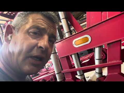 Видео: Сварщики в мастерских по ремонту траков.