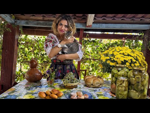 Видео: ОНА ЖИВЁТ ОДНА В САМОМ СЕРДЦЕ ЛЕСА, ГОТОВЯСЬ К ПРЕДСТОЯЩЕЙ СУРОВОЙ ЗИМЕ.