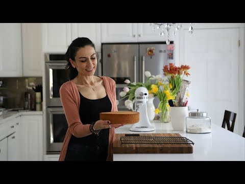 Видео: Простой Классический Яичный Бисквит - Sponge Cake Recipe - Heghineh Cooking Show in Russian