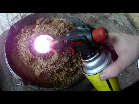 Видео: Деньги из мусора. Плавим алюминий горелкой. Мусорщик.