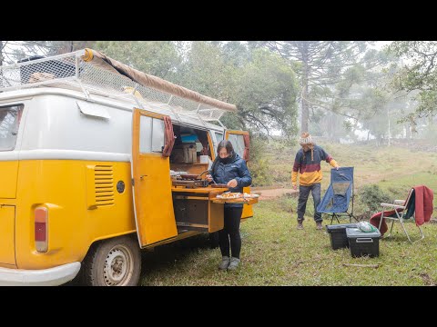 Видео: Жизнь в классическом кемпервэне в горах