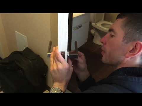 Видео: Замена дверного замка в межкомнатной двери