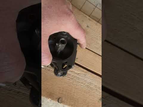 Видео: Причина неисправности холостого хода карбюратора лодочного мотора  honda bf серии