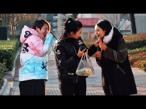 Видео: Что вы делаете, когда видите, что помада девушки размазана?