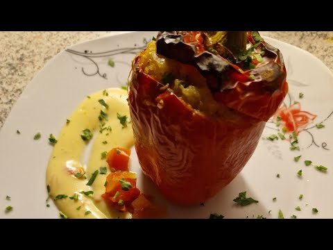 Видео: Пълнени пиперки с ориз ,зеленчуци и сирена