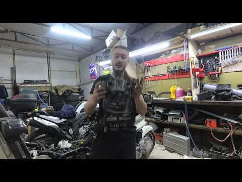 Видео: Различие карбюраторов Honda GL1500 Gold Wing