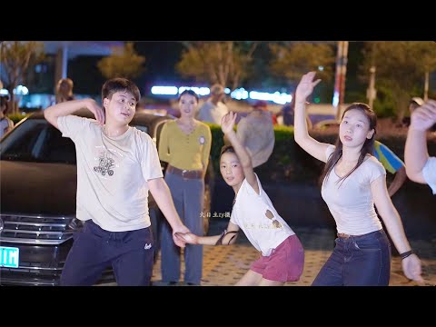 Видео: Quzhangcuo, прибытие тибетской девушки сделало атмосферу живой