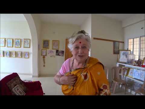 Видео: 16. Ирина Саи Амма. Выставка её картин в нашем доме. Путтапарти. Индия.