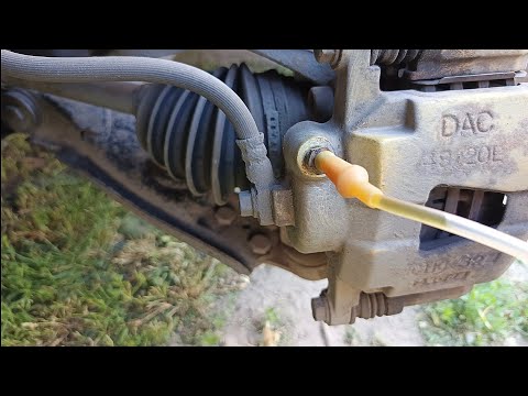 Видео: Замена тормозной жидкости на Ланос без ямы.