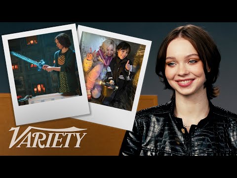 Видео: Эмма Майерс рассказывает об историях, стоящих за кадрами из «Среды» и съёмок «Майнкрафта» | Pictu...