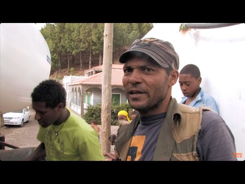 Видео: Грузовики и люди - Реюньон / Кабо-Верде: дороги с тысячами поворотов