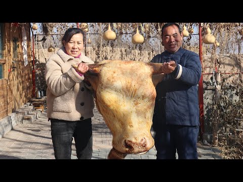 Видео: Голова большого быка, разрезанная на половинки и тушеная, общая для семей ｜ Дядя, сельский гурман