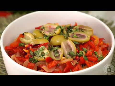 Видео: Вкусно средиземноморско ястие. САЛАТА ОТ ПЕЧЕНИ ЧУШКИ С ЛУК И КАПЕРСИ, РИГАН И МАСЛИНИ