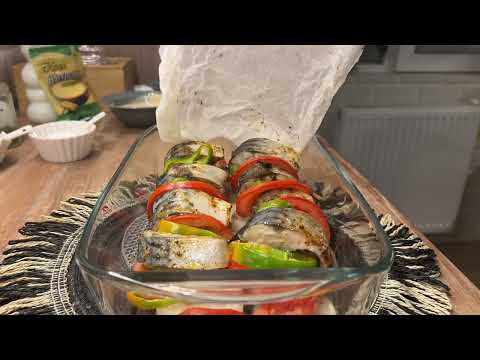 Видео: «Скумбрия с помидорами и луком в духовке»