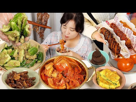 Видео: Кулинарный Мукбанг :) Потрясающий рецепт кимчи-рагу со свининой, жареный кальмар, огуречный салат.