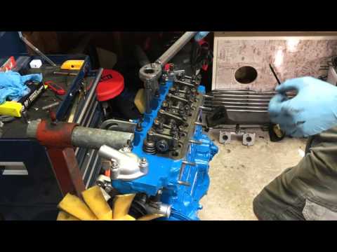 Видео: Классический мини-сделай сам: установка прокладки головки блока цилиндров и регулировка зазоров к...