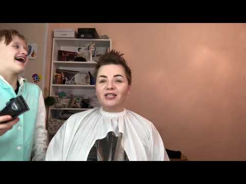 Видео: Дочь постригла на лысо маму