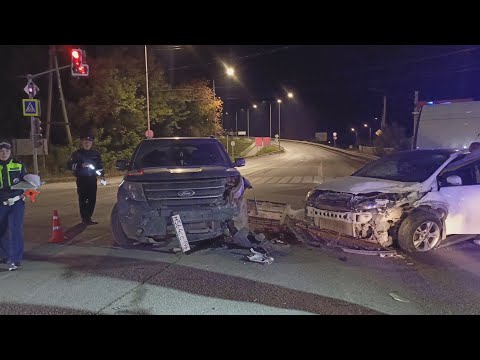 Видео: 2 автобухаря не поделили 1 перекрёсток