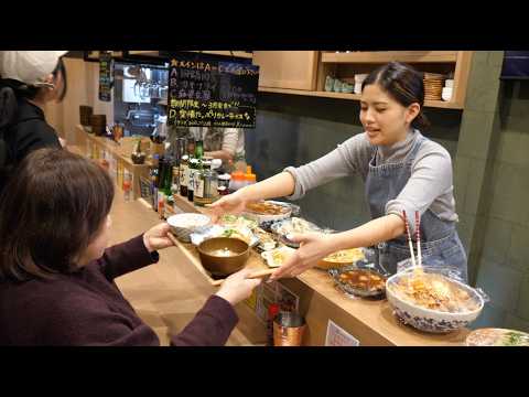 Видео: Скрытая жемчужина: место, где можно пообедать дома, привлекает толпы офисных работников!