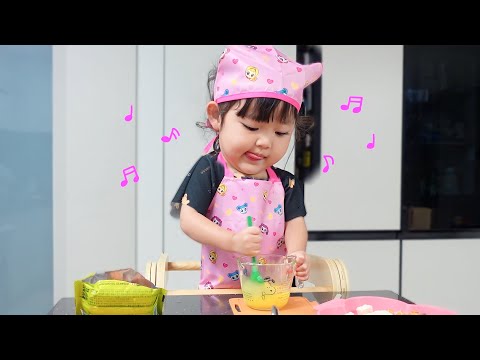 Видео: [SUB] 3-летняя РУДА, которая сама себе готовит ужин! 🍽️
