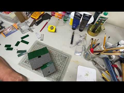 Видео: Гофрированная кровля для бюджетных железных дорог.