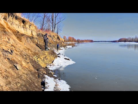 Видео: Береговая Рыбалка на спиннинг ранней весной. Ловля судака и Щуки на джиг у Обрыва