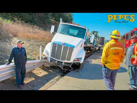 Видео: Грузовик с бортовой платформой разбился и застрял на ограждении
