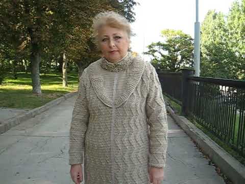 Видео: Вязание спицами, пальто, knitting for different women
