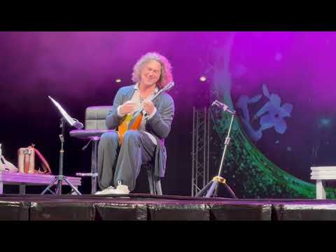 Видео: Александр Бардин. У реки сирень цветет…@lpromobile  