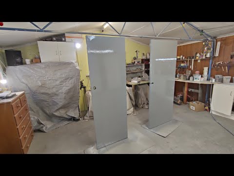 Видео: Покраска дверей распылением в домашних условиях